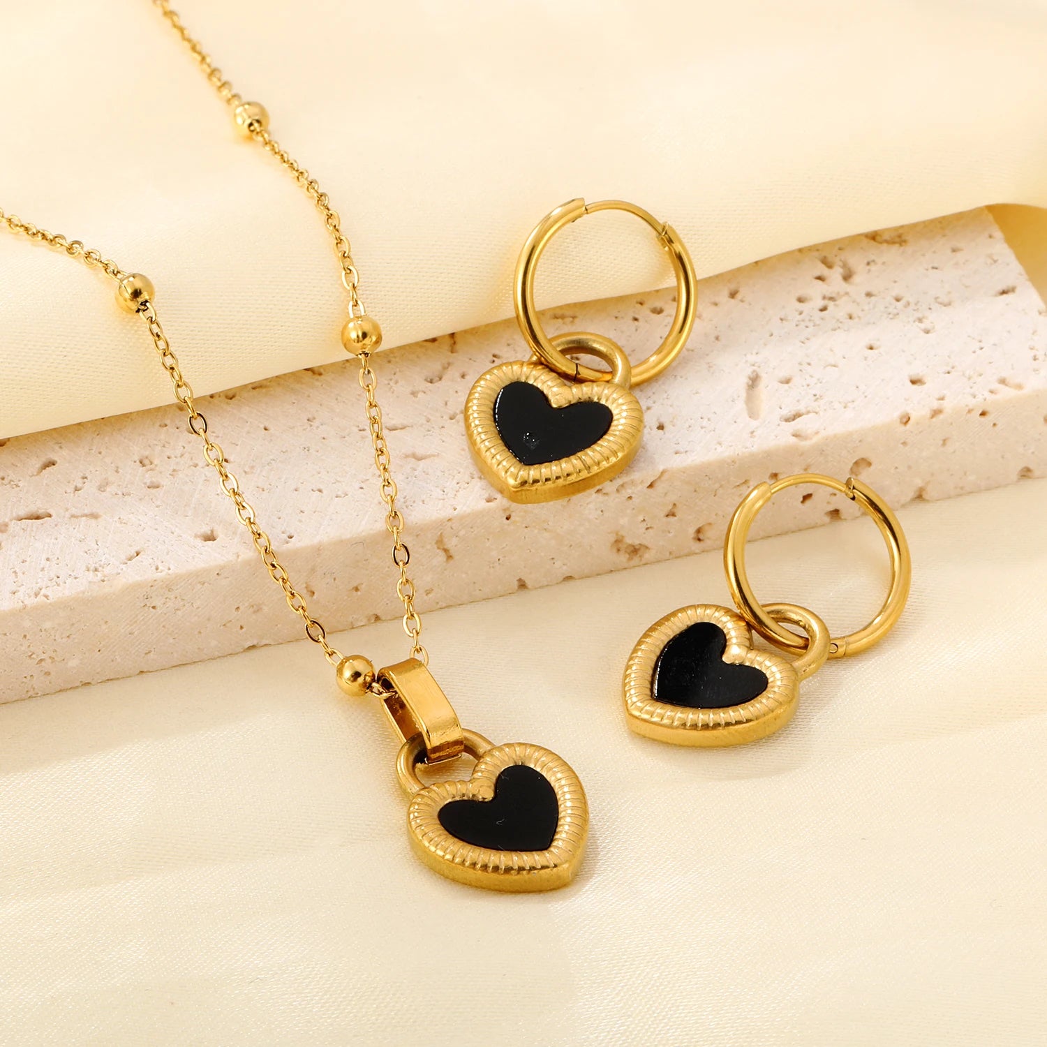 Parure Cœur Noir Waterproof — Collier & Boucles d’Oreilles